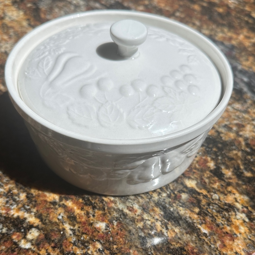 Fruit by Gibson White Embossed Ceramic Casserole Dish Like New.  Very rare